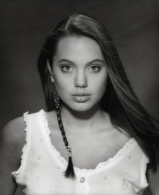 [Angelina Jolie 15 years old bikini pics (3)[3].jpg]
