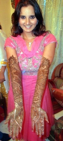 [Sania Mirza shows her hands With Mehendi[6].jpg]