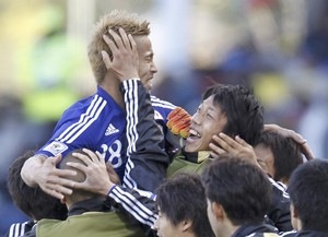 [Japan's Keisuke Honda celebrates Winning[3].jpg]