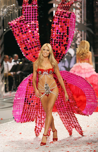 klum heidi 2008 vs show9.jpg This photo was taken on November 15, 2008 and belongs to Steal Their Style.