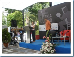 Lola Crespo Rodríguez en La Pérgola. Feria del Libro de Sevilla. Presentación Antología IV Premio Plumier de Verso. Nuño Editorial Sevilla 23 mayo 2009