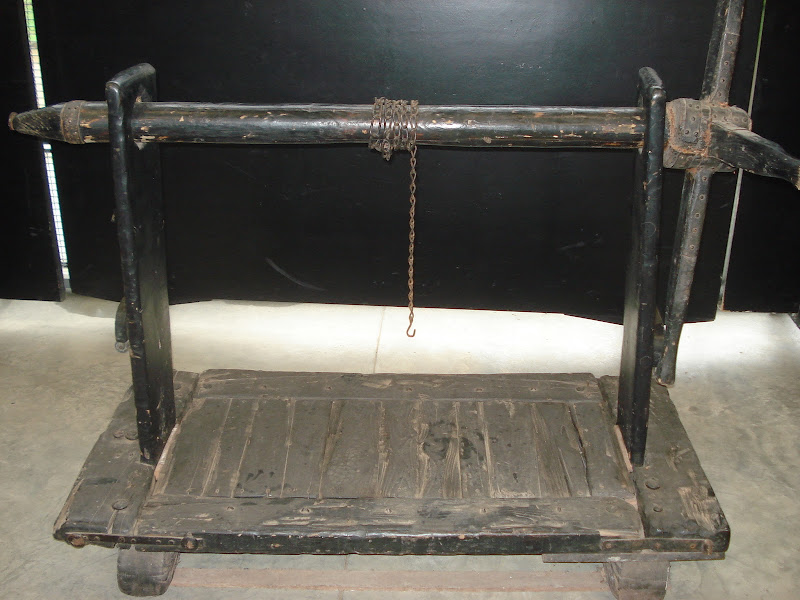 30 instrumentos de tortura e execução que foram utilizados do séc. XI ao XX Historia-Tortura-MesadeEvisceracão