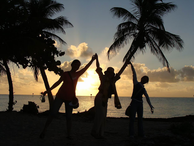 http://lh3.ggpht.com/_kwQNCqCi_5c/SVzTExyTmxI/AAAAAAAAAik/0gX6oSJkG_w/s640/KeyWestThreeSome.jpg