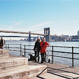  &ndash; Turistas con el puente de Brooklyn al fondo
