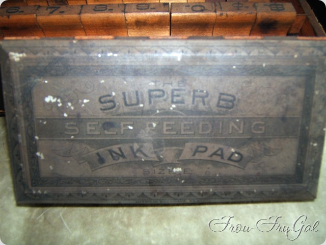 Vintage ink pad with metal lid