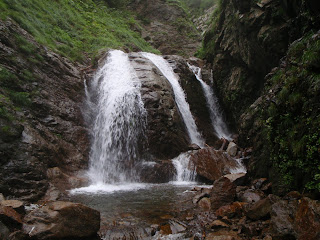 三条の滝が行く手を阻んでいる。