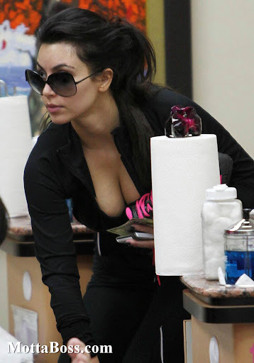 Cleavage Photos Of Hot Celebrity Kim Kardashian