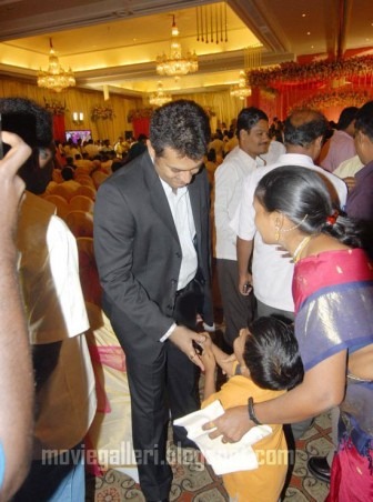 [Durai-Dayanidhi-Azhagiri-Engagement-Stills-06-336x452[3].jpg]