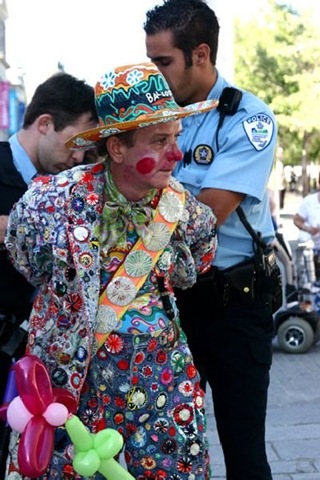 [1264476758_costume_guys_arrested_17[2].jpg]