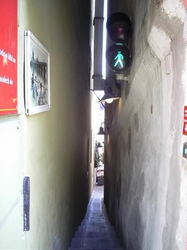semaforo_calle_mas_estrecha_mundo
