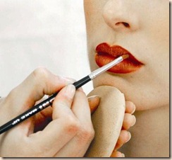 Perfilar los labios con pincel
