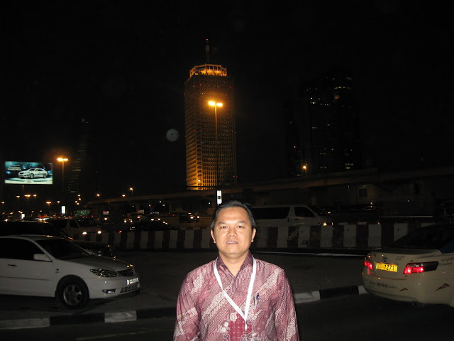 foto dari depan hotel fairmont dengan latar belakang wtc dubai