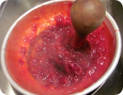 Jellied cranberry sauce in sieve1 Jellied cranberry sauce in sieve1