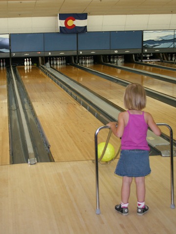 [2010-08-15 Kahlen's first bowling (6)[4].jpg]