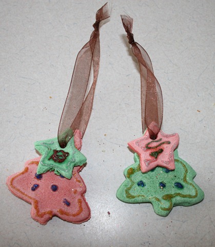 [2010-12-01 Making Ornaments (2)[3].jpg]