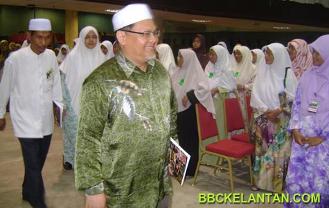 Ketibaan Dato' Nik Amar bersama Hj Shamsuddin bagi merasmikan Muktamar DMPNK ke-37 di PUTIK.