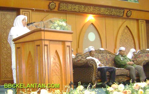 Hjh Wan Ubaidah menyampaikan ucapan aluan pada perasmian Muktamar DMPNK ke-37, 8 Mei 2010 di PUTIK.