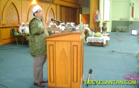 Dato' Nik Amar merasmikan Muktamar DMPNK ke-37.