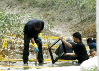 Pasukan forensik PDRM mencari bukti pembunuhan kes Sosilawati.