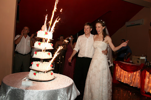 GOT to have a sparkler wedding cake oh lots of glitter i would do like 