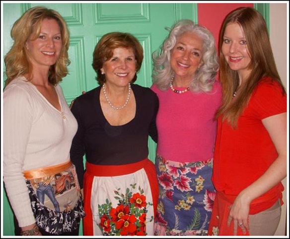[girlfriends in aprons 5301 (Medium)[2].jpg]