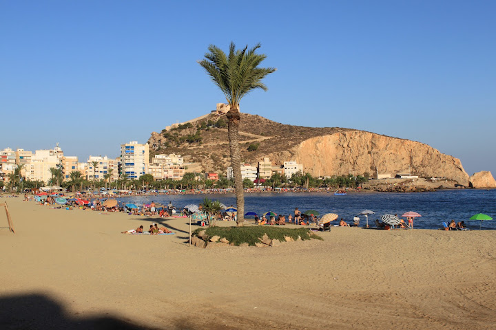 Este pueblo costero, está cerca de Almería. En algunas partes de este pueblo, el calor no aprieta..