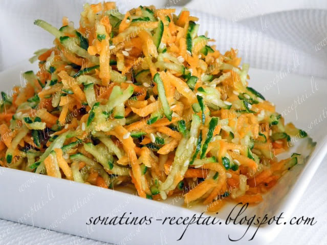 Sonatinos receptai: Morkų ir agurkų salotos su vištiena ir sezamais