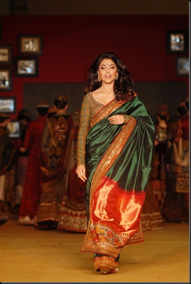 Shriya Saran Handloom Fashion Show Gallery2