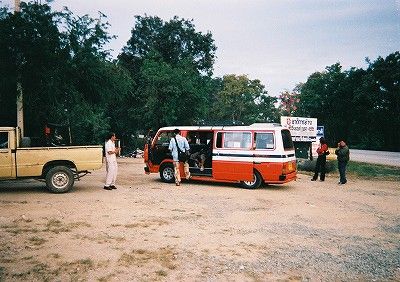 ミャンマー国境に向かうタイのワゴンバス