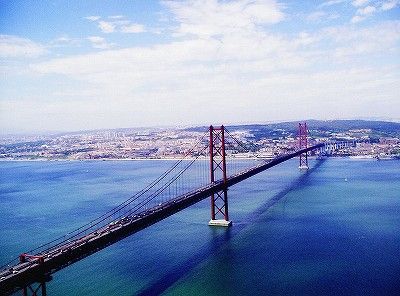 ロンドンからリスボンへ－写真はリスボンの４月２５日橋