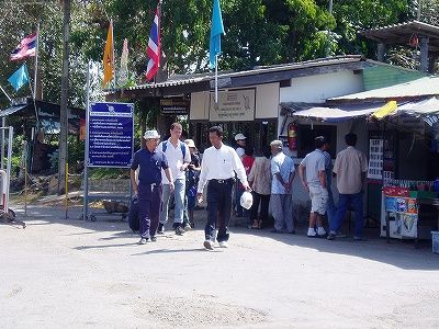 雑貨屋ではない！出入国管理事務所だ－タイ・カンボジア国境