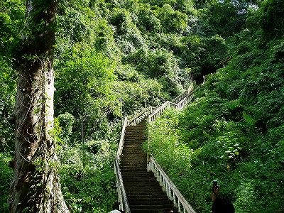 タムチャン洞窟への階段