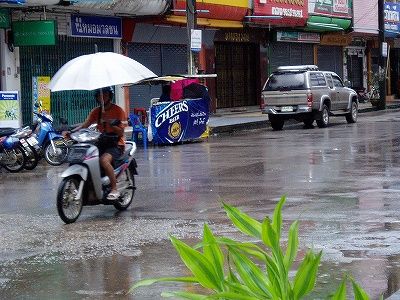 雨が降っても、根性と傘があればバイクだってＯＫ－タイ