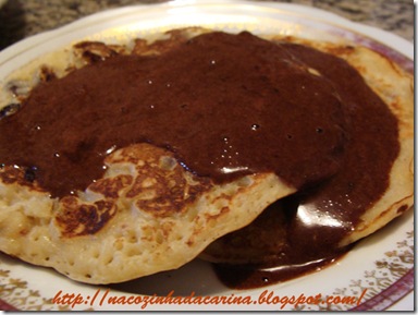 panqueca-de-banana-e-passas-diet-com-calda-de-chocolate-ao-rum