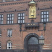 DSC03355.JPG - 4.07. Kopenhaga - Plac Ratuszowy - Ratusz (II) - nad wejściem figura biskupa Absalona