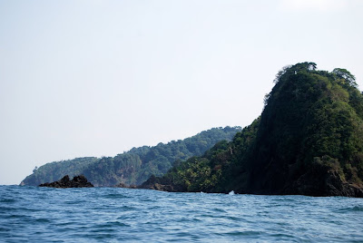 la frontière entre la Colombie et le Panama : la balise blanche en haut du rocher