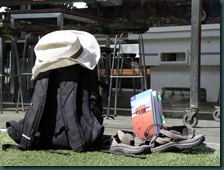 Ryggsäck och sandaler