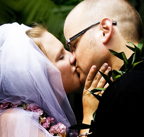 [Kissthebride[2].jpg]