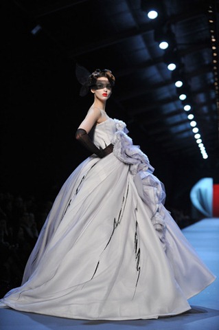 [Christian+Dior+Runway+Paris+Fashion+Week+Haute+FRIKteyON_dl[2].jpg]