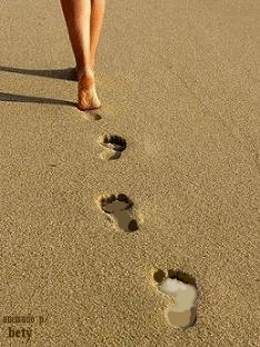 pegadas na areia, mulher caminhando no mar