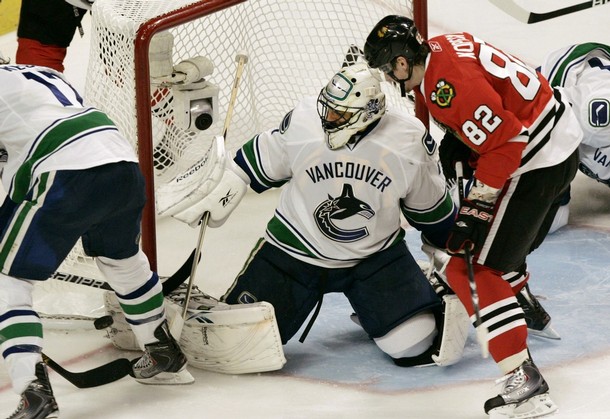 canucks_blackhawks_game1_7.jpg