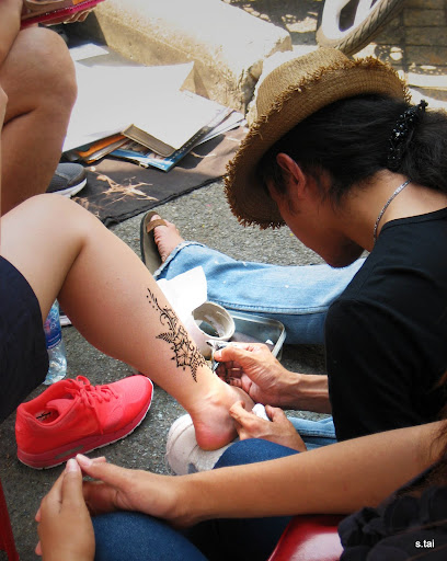 http://lh3.ggpht.com/_mYTJmHSatWM/TbI0klgqvpI/AAAAAAAABfE/4CaKV-Fvpxk/s512/IMG_5720%20henna%20tattoo.JPG