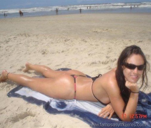 [mujeres cuerponas playa[5].jpg]