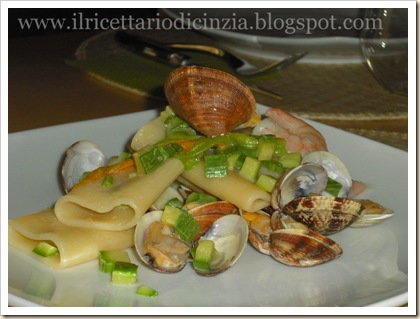 schiaffoni con gamberi, vongole e zucchine schiaffoni con gamberi, vongole e zucchine
