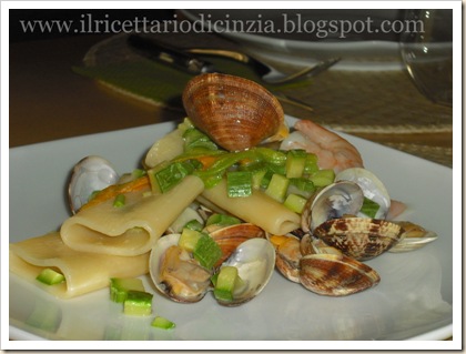 schiaffoni con gamberi, vongole e zucchine