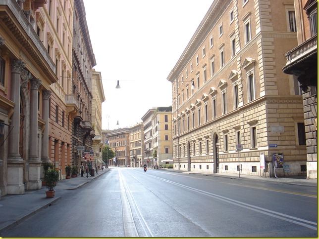 strada deserta a Ferragosto