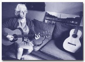 Malvina Reynolds tocando la guitarra