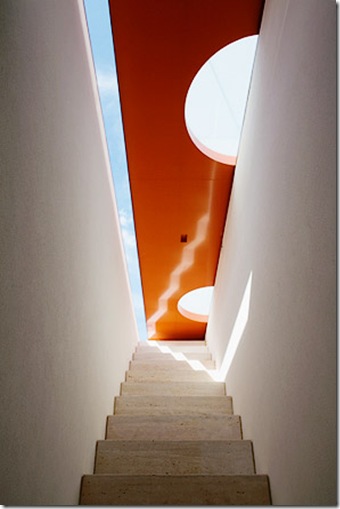 Abertura para área externa. Casa projetada por Marcio Kogan e fotografada por Nelson Kon