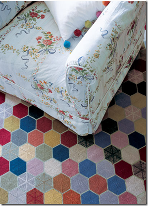Mix de estampas e cores. Tapete da The Rug Company