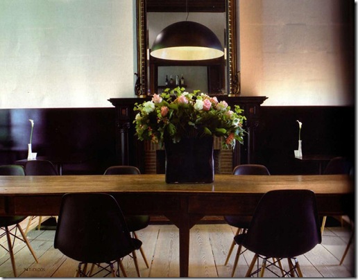 mesa antiga e cadeiras modernas